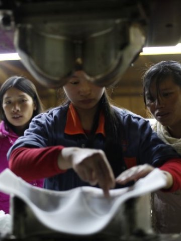 <p lang="bg-BG">
	Текстилна фабрика в Шанхай. <em>Снимка: Ройтерс</em></p>
