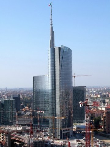 <p>
	La Cesar Pelli Tower в Милано - новата сграда на UniCredit. <em>Снимка: batrax, лиценз: <strong><a href="http://creativecommons.org/licenses/by-sa/2.0/" target="_blank">CreativeCommons</a></strong></em></p>
