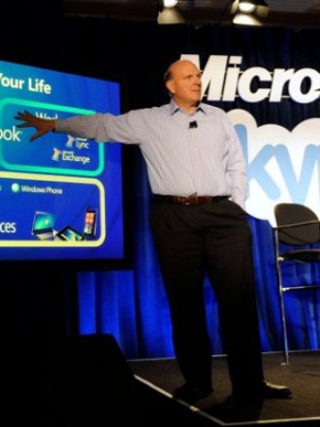 <p>
	Главният изпълнителен директор на Microsoft Стив Балмър обявява официално придобиването на Skype. <em>Снимка: Ройтерс</em></p>

