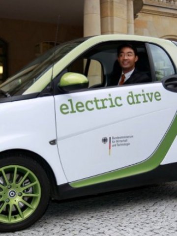 <p>
	Германският икономически министър Филип Рьозлер се радва на електромобил след като пое министерството от предшественика си. <em>Снимка: Ройтерс </em></p>
