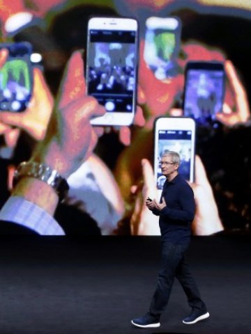 <p>
	Главният изпълнителен директор на Apple Тим Кук по време на събитието в сряда. <em>Снимка: Ройтерс</em></p>
