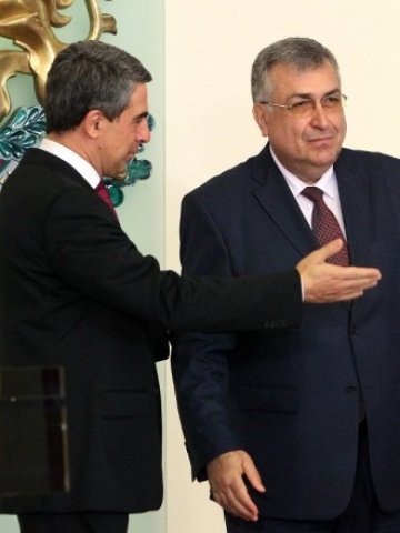 <p>
	Росен Плевнелиев (вляво) представя новия служебен премиер Георги Близнашки. Снимка: <em>БТА</em></p>
