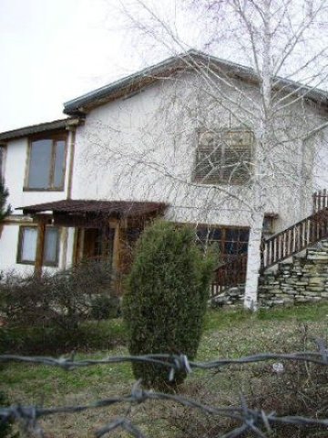 <p>
	Една от къщите, които предстои да бъдат съборени. Снимка: <a href="http://www.dnsk.mrrb.government.bg" target="_blank"><strong>ДНСК</strong></a></p>
