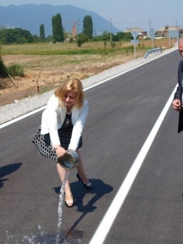 <p>
	Министър Терзиева при откриването на пътя. <em>Снимка: АПИ</em></p>
