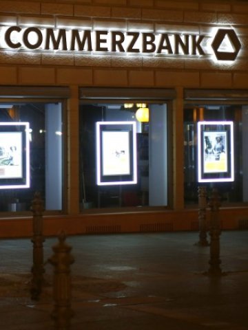 <p>
	Клон на Commerzbank във Франкфурт. <em>Снимка: Архив Ройтерс</em></p>
