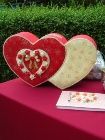 <p>Подаръкът за свети Валентин едва ли трябва да е голям и скъп, поводът обаче предполага да не се появявате с празни ръце. <i>Снимка: Mattes Лиценз: </i><a href="http://creativecommons.org/licenses/by/2.0/" target="_blank"><i>Creative Commons</i></a></p>