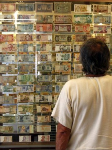 <p>
	Обменно бюро в Прага. <em>Снимка: Ройтерс</em></p>
