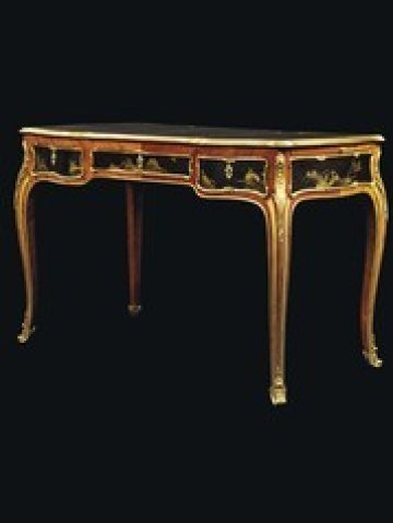 <p>
	Очаква се прочутото бюро да достигне цена от 4,8 млн. долара по време на търга в Лондон<em>. Снимка: Christie&#39;s</em></p>
