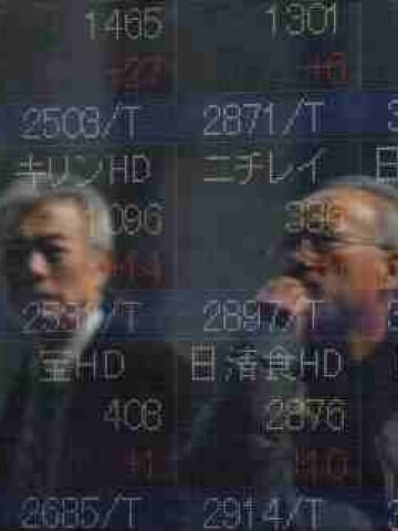 <p>Отражение на минувачи в табло, показващо котировките на акциите в Токио. <i>Снимка: Ройтерс</i></p>