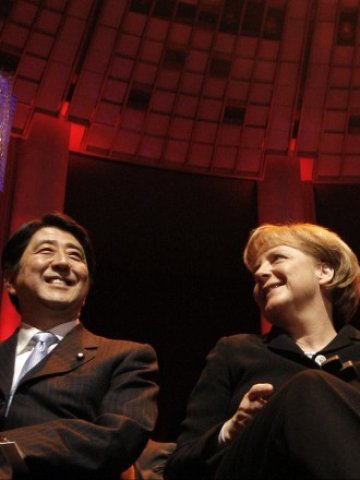 <p>
	Японският премиер Шиндзо Абе и германският канцлер Ангела Меркел. <em>Снимка: Ройтерс</em></p>
