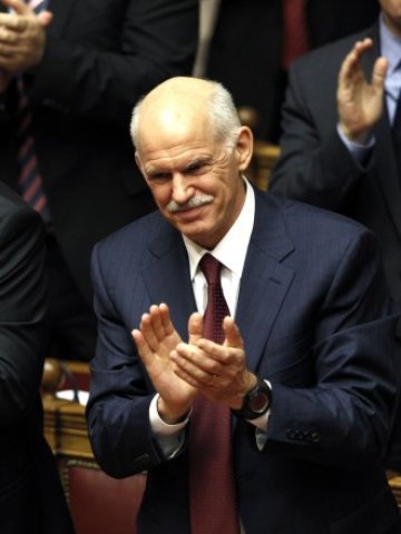 <p>
	Гръцкият премиер Георгиос Папандреу аплодира резултатите от вота. <em>Снимка: Ройтерс</em></p>
