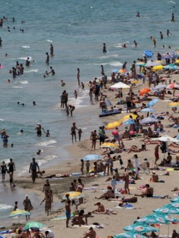 <p>
	Плажът в Бургас през лято 2012.<em>&nbsp;Снимка: БТА</em></p>
