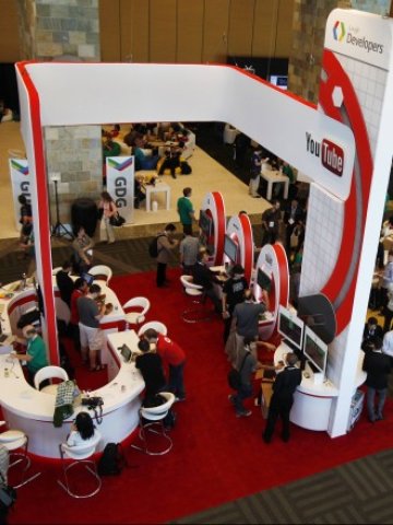 <p>
	YouTube постепенно се превръща в конкурент за новинарските телевизии. <em>Снимка: Ройтерс</em></p>
