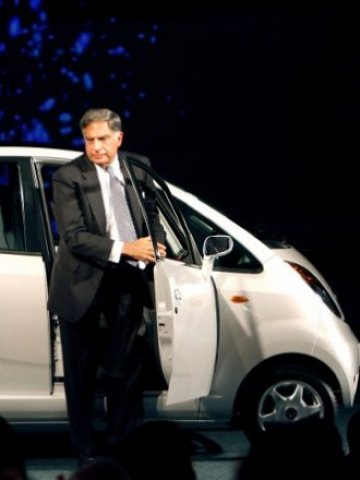 <p>
	Изпълнителният директор на индийската компания Ратан Тата при представянето на евтиния автомобил Nano преди повече от две години. <em>Снимка: Ройтерс</em></p>
