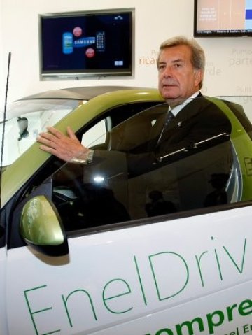<p>
	Главният изпълнителен директор на Enel Фулвио Конти позира до електрическа кола при откриването на първите зарядни станции. <em>Снимка: Ройтерс</em></p>
<div>
	&nbsp;</div>
