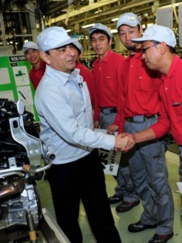 <p>
	Шефът на Nissan Карлос Госн се срещна със служители в японската фабрика в Иваки, префектура Фукушима. <em>Снимка: Ройтерс&nbsp;</em></p>
