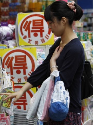 <p>
	Според потребителите в Япония цените ще продължат да се покачват. <em>Снимка: Ройтерс</em></p>
