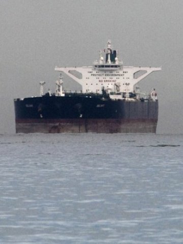 <p>
	Плаващият под малтийски флаг ирански петролен танкер Делвар край бреговете на Сингапур, март 2012. <em>Снимка: Ройтерс</em></p>
