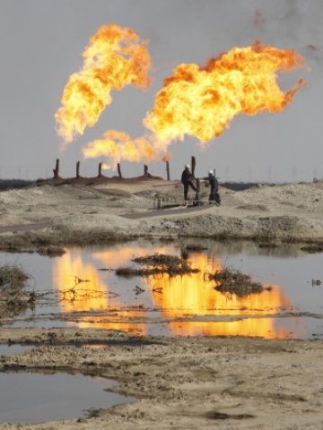 <p>
	Нефтено находище край Румалия, южно от Басра. <em>Снимка: Ройтерс</em></p>

