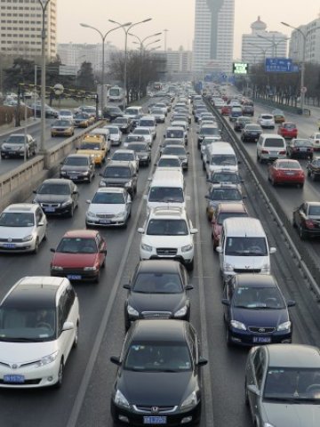 <p>
	Водещите чуждестранни вносител на коли в Китай отчетоха добри резултати. <em>Снимка: Ройтерс</em></p>
