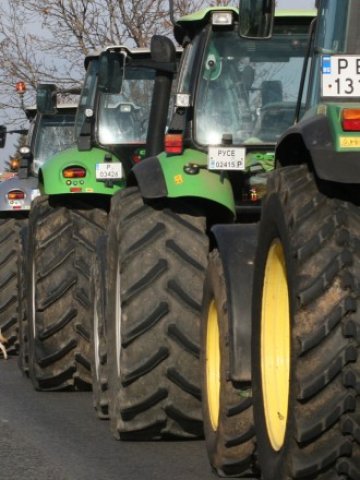 <p>
	Днес преговорите на управляващите с протестиращите земеделци продължават Снимка: БТА</p>
