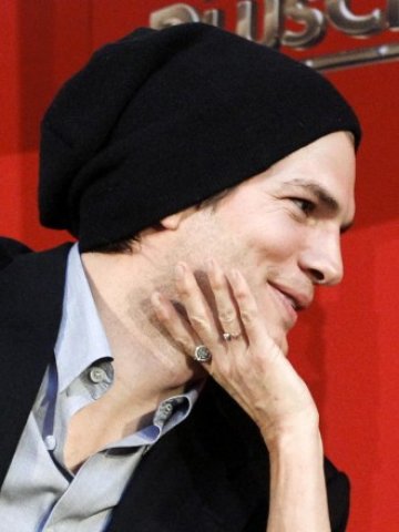 <p>
	Аштън Къчър вече е наричан &quot;сериен инвеститор&quot;.<em> Снимка: Ройтерс</em></p>
