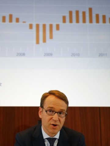 <p>
	Йенс Вайдман: &bdquo;Повишеното геополитическо напрежение или обостряне на кризата в еврозоната могат да забавят растежа на БВП&quot;. <em>Снимка: Ройтерс</em></p>
