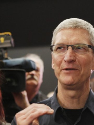 <p>
	Тим Кук отваря Apple към инвеститори и акционери. <em>Снимка: Ройтерс&nbsp;</em></p>
