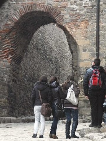 <p>
	<em>Туристи в старинен Пловдив</em> &nbsp;Снимка: БТА</p>
