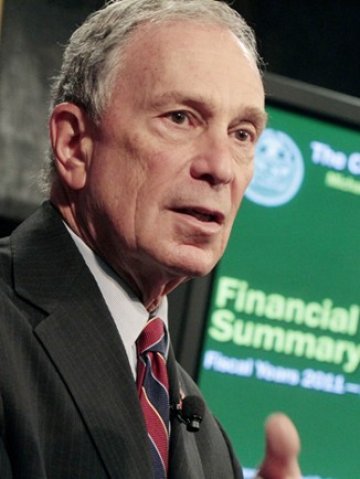 <p>
	Блумбърг при представянето на бюджета. <em>Снимка: Ройтерс</em></p>
