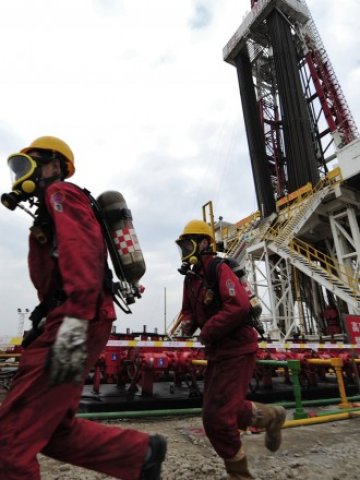 <p>
	Сонда за добив на шистов газ в област Ланджоу, провинция Съчуан. <em>Снимка: Ройтерс</em></p>
