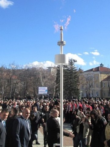 <p>
	Бойко Борисов запали символична факла на церемонията, дала началото на газификацията на Габрово. Снимка: БТА</p>
