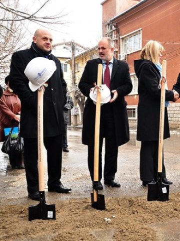 <p>
	<em>Министри направиха първа копка на водния цикъл в началото на декември 2012 година. </em>&nbsp; Снимка: БТА</p>
