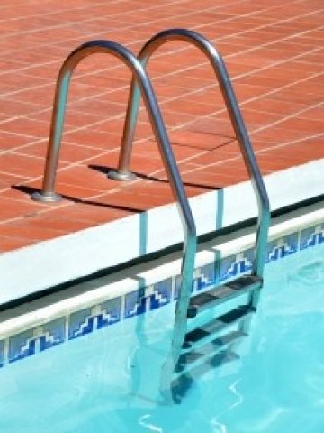 Според инспекторите на РИОКОЗ за мръсотията около басейните трябва да се замислят всички плажуващи. Снимка: sxc.hu