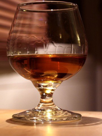 <p>Конякът се сервира на стайна температура, като виното. <i>Снимка: Flickr Лиценз: </i><a href="http://creativecommons.org/licenses/by/2.0/" target="_blank"><i>Creative Commons </i></a></p>