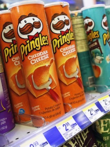 <p>
	Procter &amp; Gamble продава&nbsp;марката чипсове Pringles на Kellogg. Снимка: Ройтерс</p>
