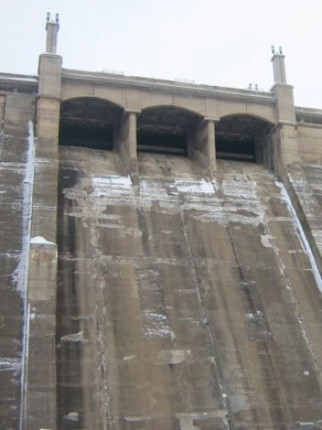 <p>
	Насрочените от правителството спешни проверки на язовирите трябва да приключат преди активното топене на снеговете &nbsp; &nbsp; Снимка: БТА</p>
