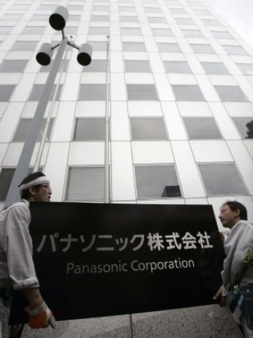 <p>
	Служители поставят нов надпис на една от сградите на концерна в Токио през септември 2008 г. <em>Снимка: Ройтерс</em></p>
