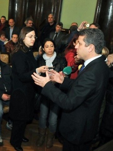 <p>
	Уволнените работници се срещнаха с областния управител на област Бургас Павел Маринов за съдействие за изплащане на техните заплати. <em>Снимка: БТА</em></p>
