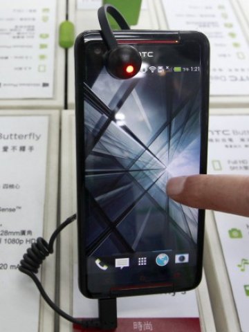 <p>
	Един от последните модели на&nbsp;HTC. <em>Снимка: Ройтерс</em></p>
