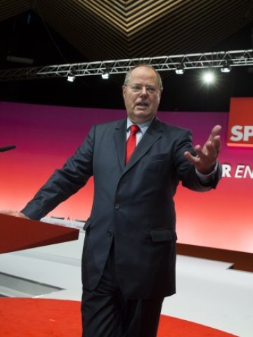 <p>
	Щайнбрюк: Имаме нужда от икономически стимул, може да го наречете &bdquo;план Маршал B&ldquo;. <em>Снимка: Ройтерс</em></p>
