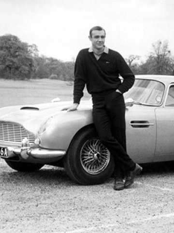 Сиън Конали позира с автомобила си Aston Martin DB5