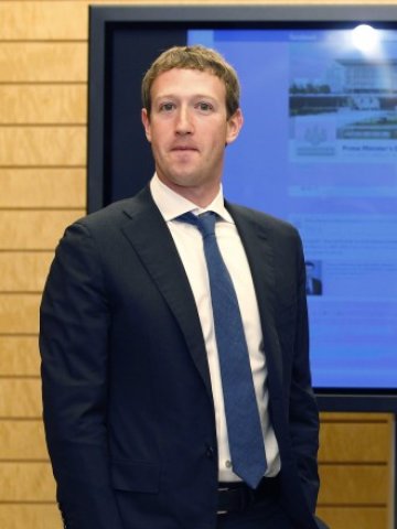 <p>
	В момента Зукърбърг не мисли толкова за IPO-то, а за последните придобивания. <em>Снимка: Ройтерс</em></p>
