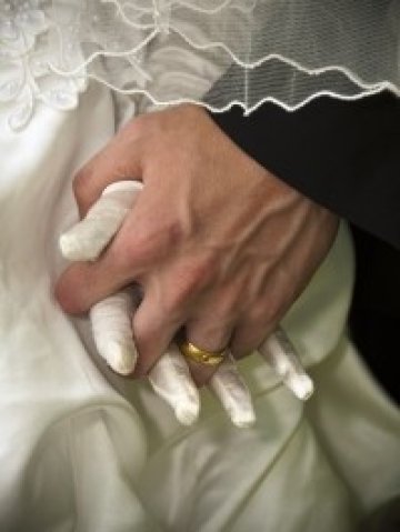 Колкото и щастливи да са младоженците от предстоящата сватба, някои от тях не забравят да минат през адвокат за предбрачен договор. Снимка: sxc.hu