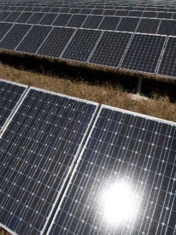 <p>
	Соларните панели на покривите са бъдещето на индустрията. Снимка: ЕК</p>
