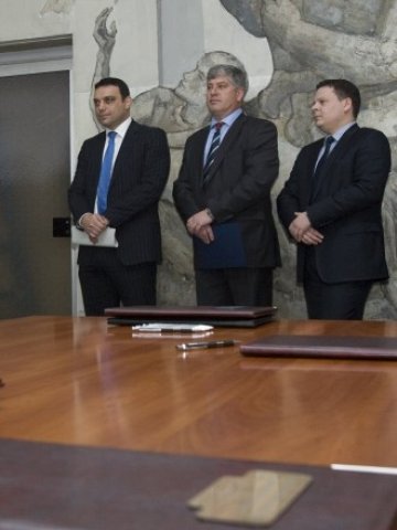 <p>
	Днес министър Московски подписа договорите за модернизирането на жп отсечката Димитровград &ndash; Свиленград, която се финансира по ОП &quot;Транспорт&quot;</p>
