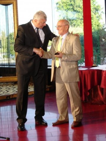 <p>
	<em>Областният управител на Пловдив Здравко Димитров (вляво) връчва наградата за най-голям инвеститор на шефа на КЦМ Никола Добрев (вдясно). Снимка: Investor.bg</em></p>
