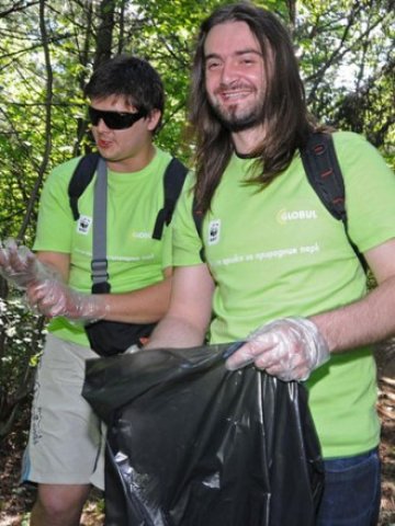 <p>
	<em>Всяка година в инициативата се включват хиляди доброволци в цялата страна. Снимка: Globul</em></p>
