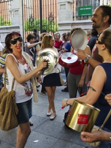 <p lang="bg-BG" style="margin-bottom: 0cm">
	Испанци протестират срещу либерализирането на трудовото законодателство в страната. <em>Снимка: Ройтерс</em></p>
