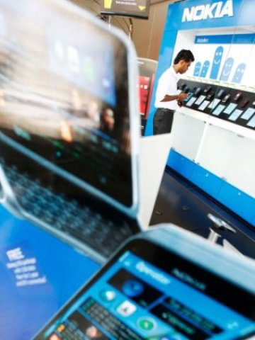 <p>
	Делът на Nokia от бързо растящия пазар на смартфони се е сринал до 27,1% през последното тримесечие на 2010 г. от 50,8% при пускането на iPhone през юни 2007 г. <em>Снимка: Ройтерс</em></p>
